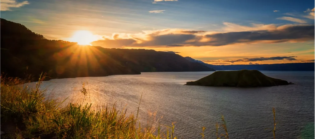 Daftar 10 Danau Terindah di Indonesia - Featured Image