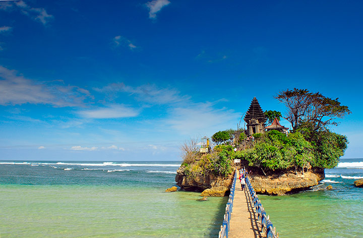 5 Rekomendasi Pantai-Pantai Di Malang Yang Masih Perawan - Featured Image